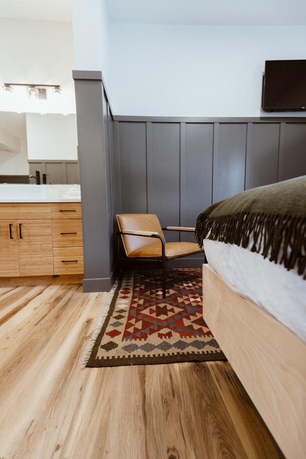 The Flying Steamshovel Inn Rossland Extérieur photo