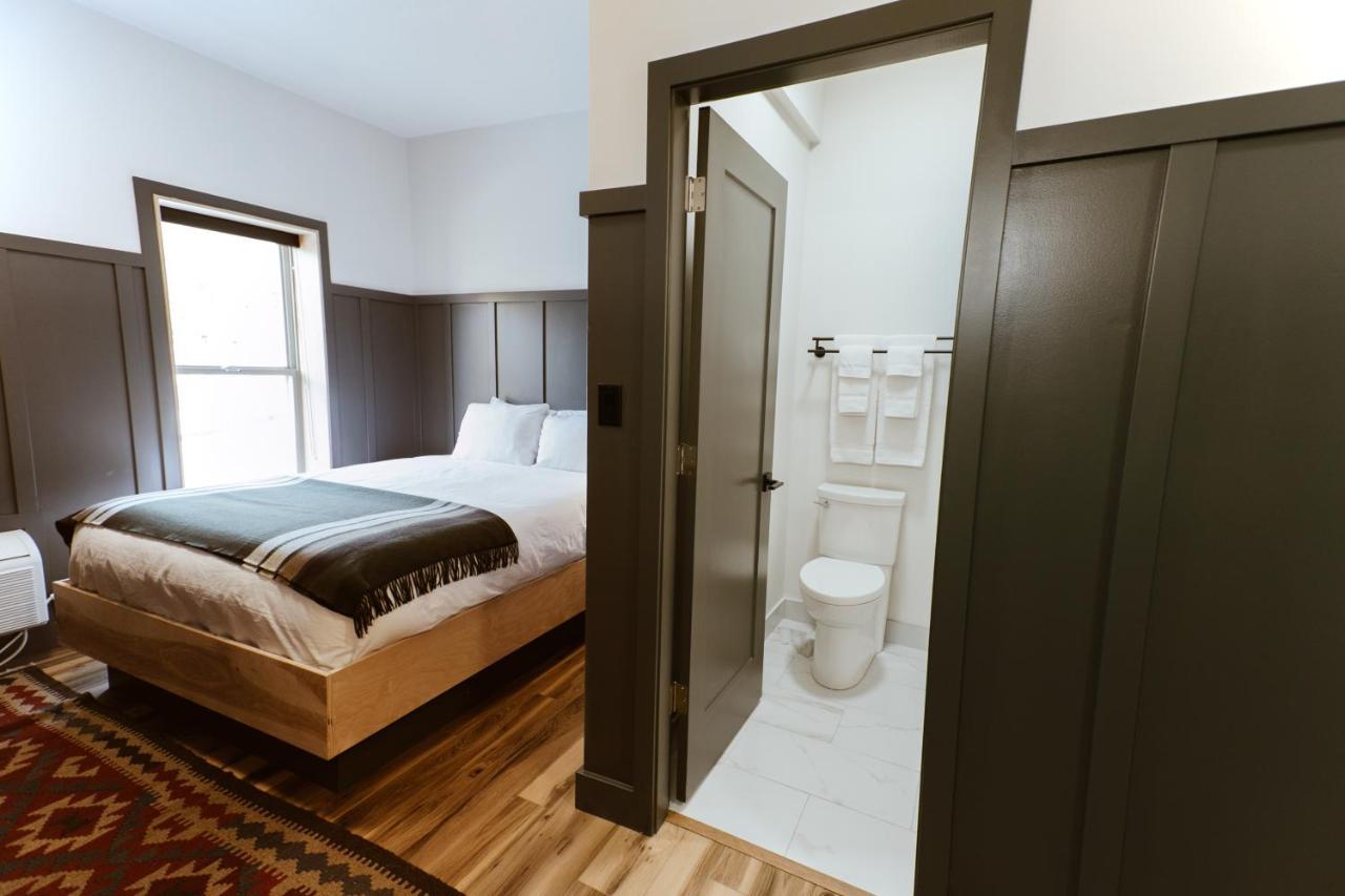 The Flying Steamshovel Inn Rossland Extérieur photo