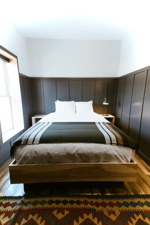 The Flying Steamshovel Inn Rossland Extérieur photo