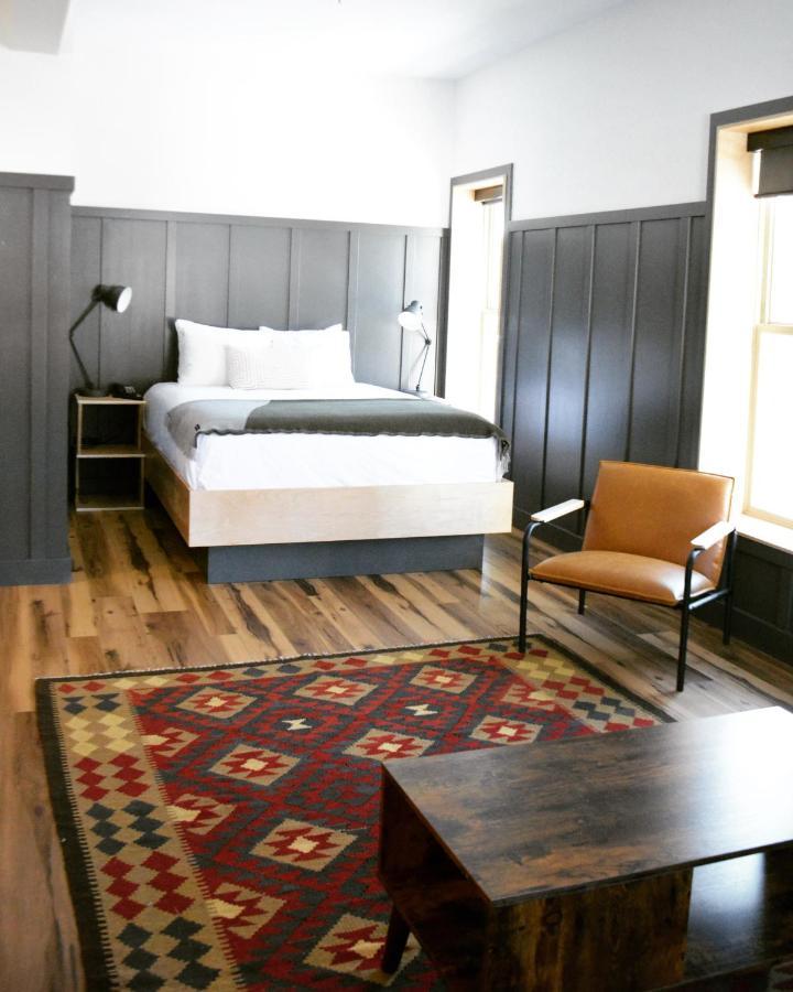 The Flying Steamshovel Inn Rossland Extérieur photo