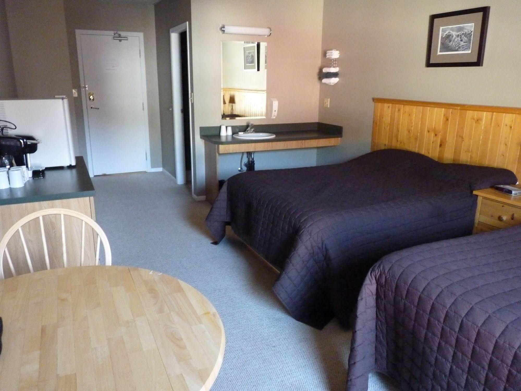 The Flying Steamshovel Inn Rossland Extérieur photo